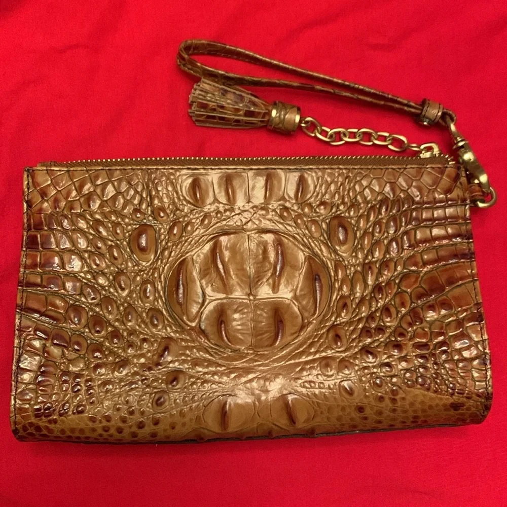 Brahmin wristlet
Used but great condition
9 inches by 5 1/2 inches - Picture 2 of 6